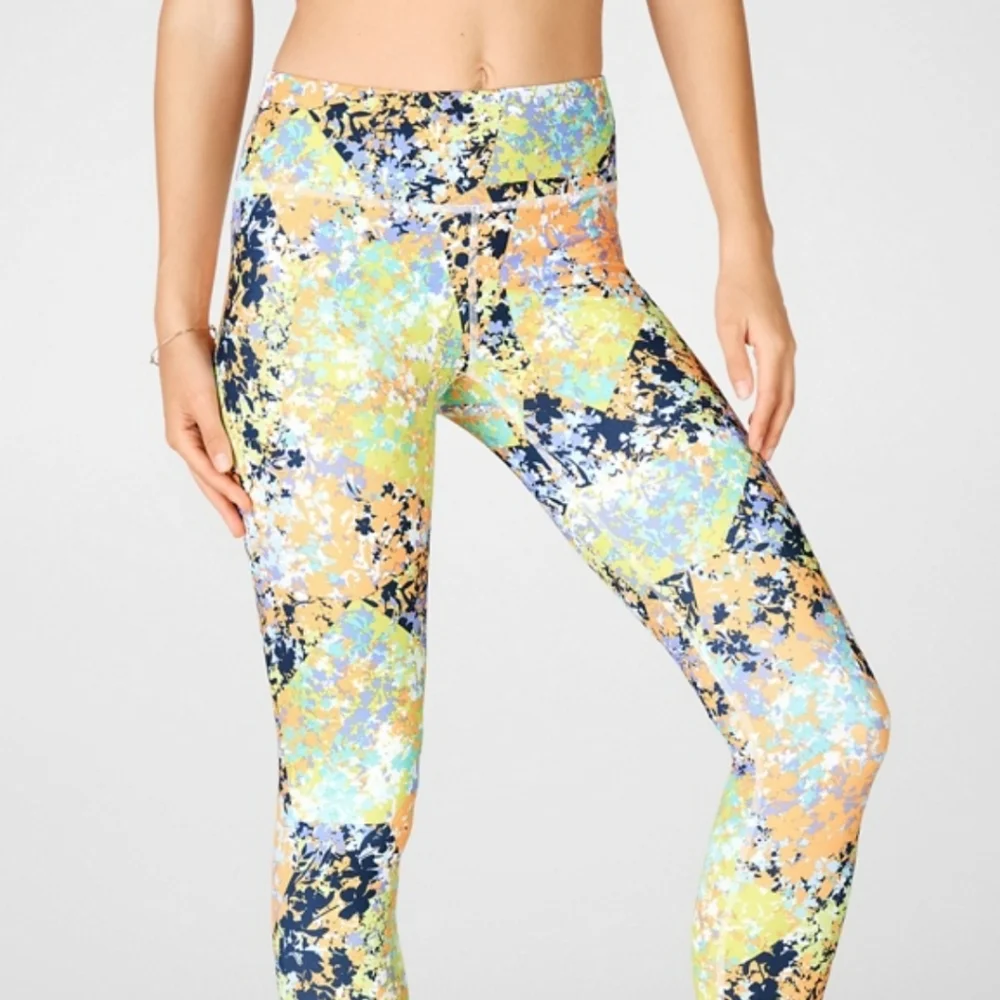 Fabletics Mid Rise Capri, Meridian remix, size Medium - Picture 1 of 9